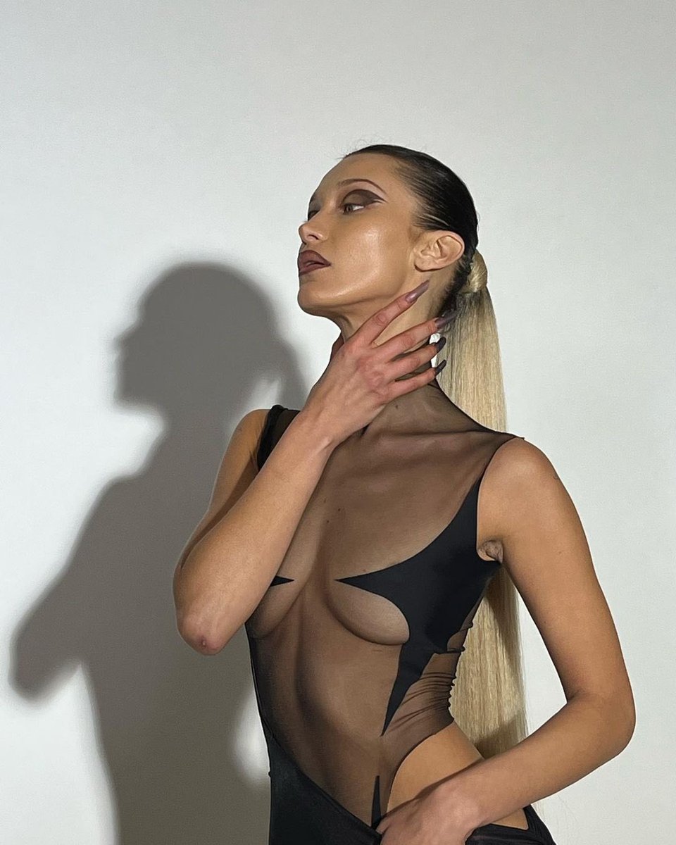 hadidfiles's tweet photo. bella hadid backstage at mugler https://t.co/ob3zQGyJZ6