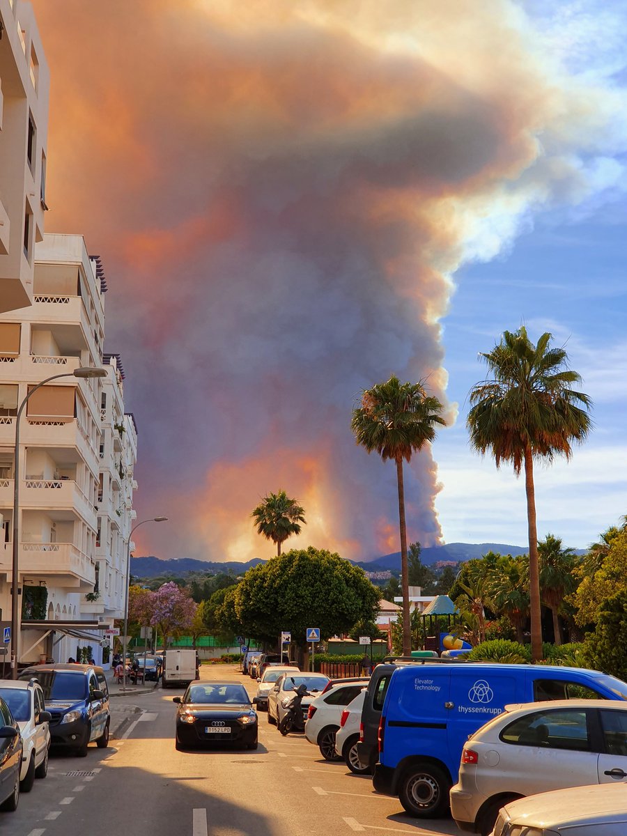 Brutal la imagen a mi salida del trabajo en San Pedro de Alcántara del #incendioPujerra 😞😞😞