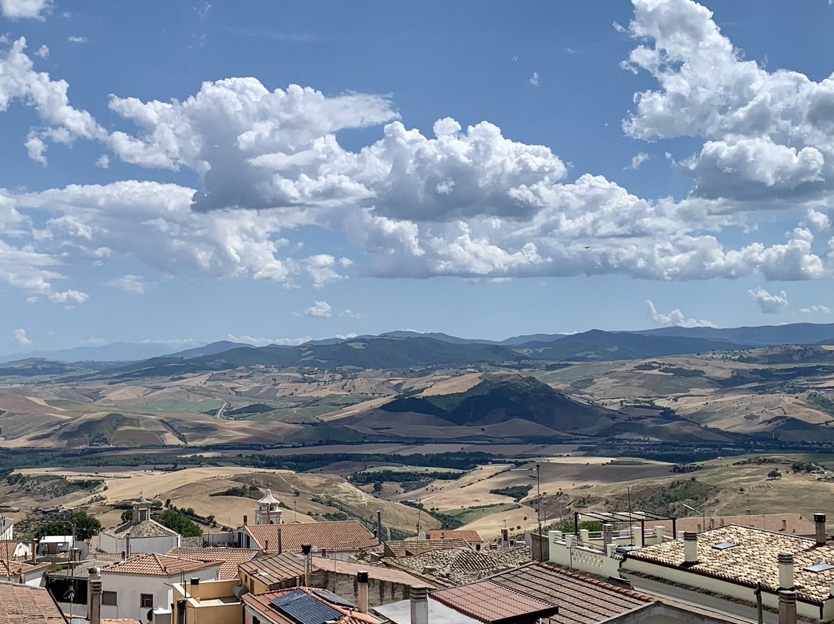 peppeprovenzano's tweet photo. E poi, dopo molti chilometri, c’è sempre un momento nelle campagne elettorali in cui arrivi in un piccolo comune e ti senti a casa. Qui a #Grassano, nella locanda da cui Carlo Levi si affacciava al balcone e dipingeva i suoi campi di solitudine.
Ad esempio a me piace il #Sud. https://t.co/9VoR9D0c9H