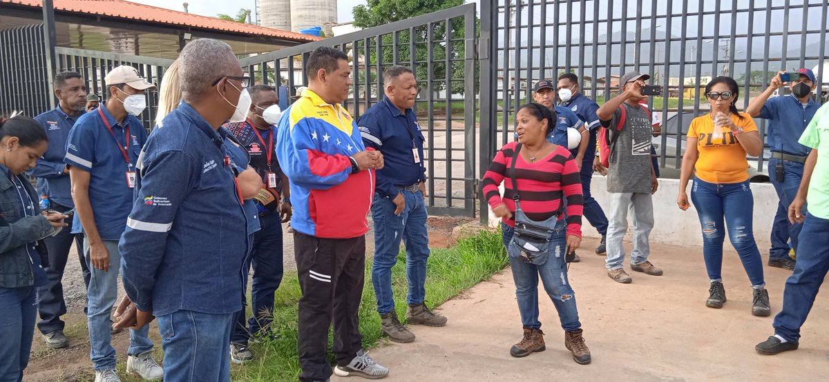 Funtbcac_Cem's tweet photo. #08Jun Dirigencia sindical de #CSC @Funtbcac_Cem atiende necesidades de comunidades ubicadas en el punto y circulo de Planta Cementos Cerro Azul, estado Monagas.
#ProducirEsVencer
#GestionEmpresarialSocialista
@IndustriasVE 
@MinTrabajoVE 
@NicolasMaduro 
@ https://t.co/k7HDyG3Hnv