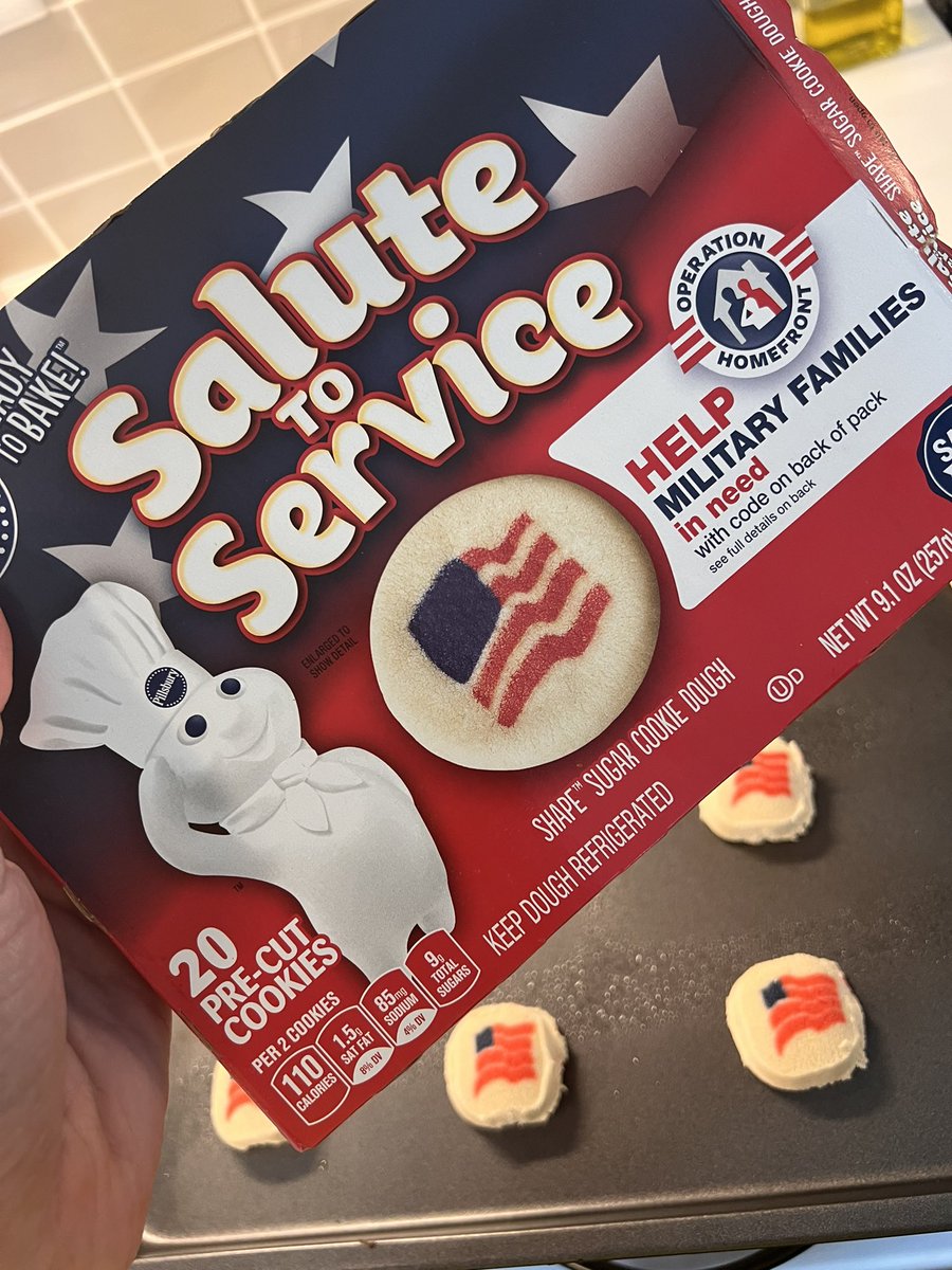 sydney_wolfee's tweet photo. i new the economy was getting bad, but i didn’t know it was getting this bad… 20 cookies in a package instead of 24 😵‍💫 https://t.co/dRplNA4Doz