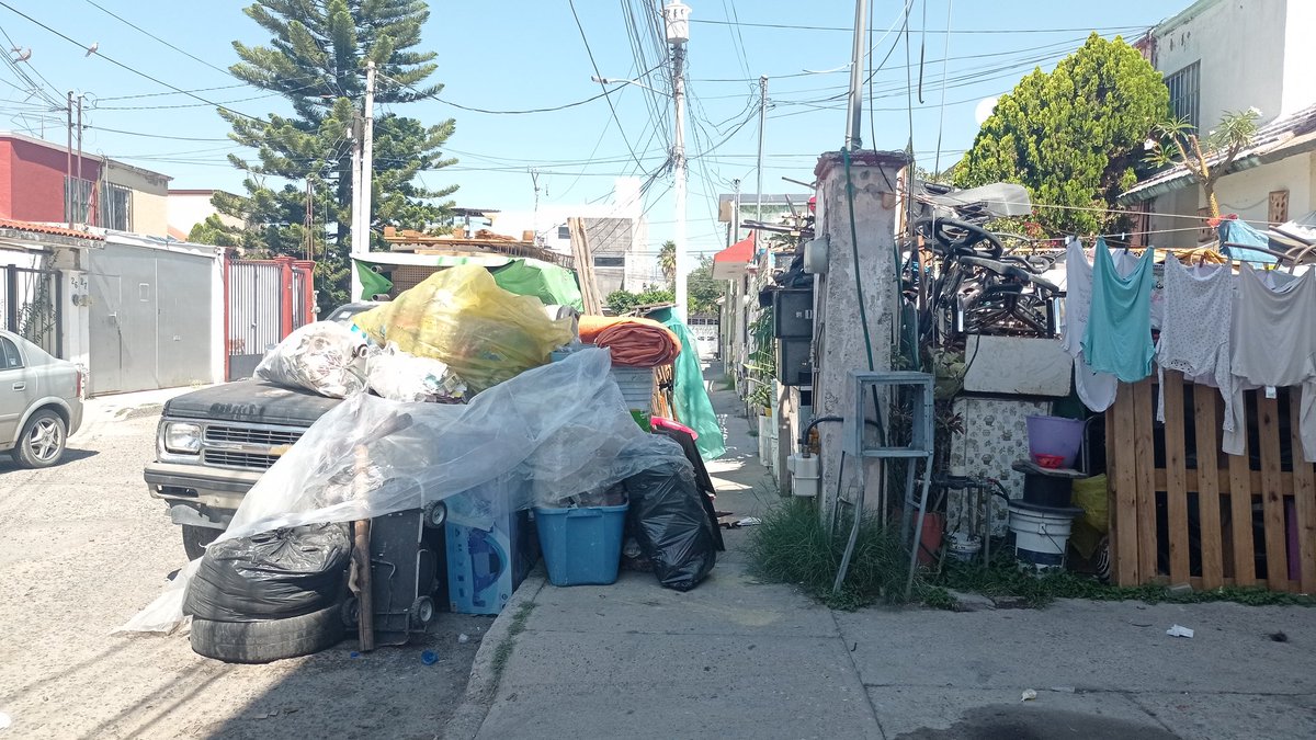 oscar_67's tweet photo. @makugo @LuisBNava @spublicosqro @qromunicipio @PCIVILQRO En serio tiene que venir un conciliador para que está persona quite la basura de la banqueta. https://t.co/3EuihAvY2e