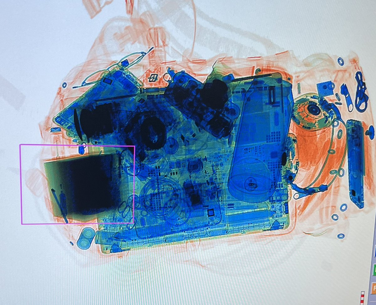 sdw's tweet photo. Airport security with an Apple Design Award went about as well as I expected. 

👮 “What’s in this thing, bricks?” 

“Kind of. Aluminium brick.”

👮 “Feels heavier than aluminum!” 

“Nope, I’m pretty sure it’s aluminium” https://t.co/mVAL8HdaoV
