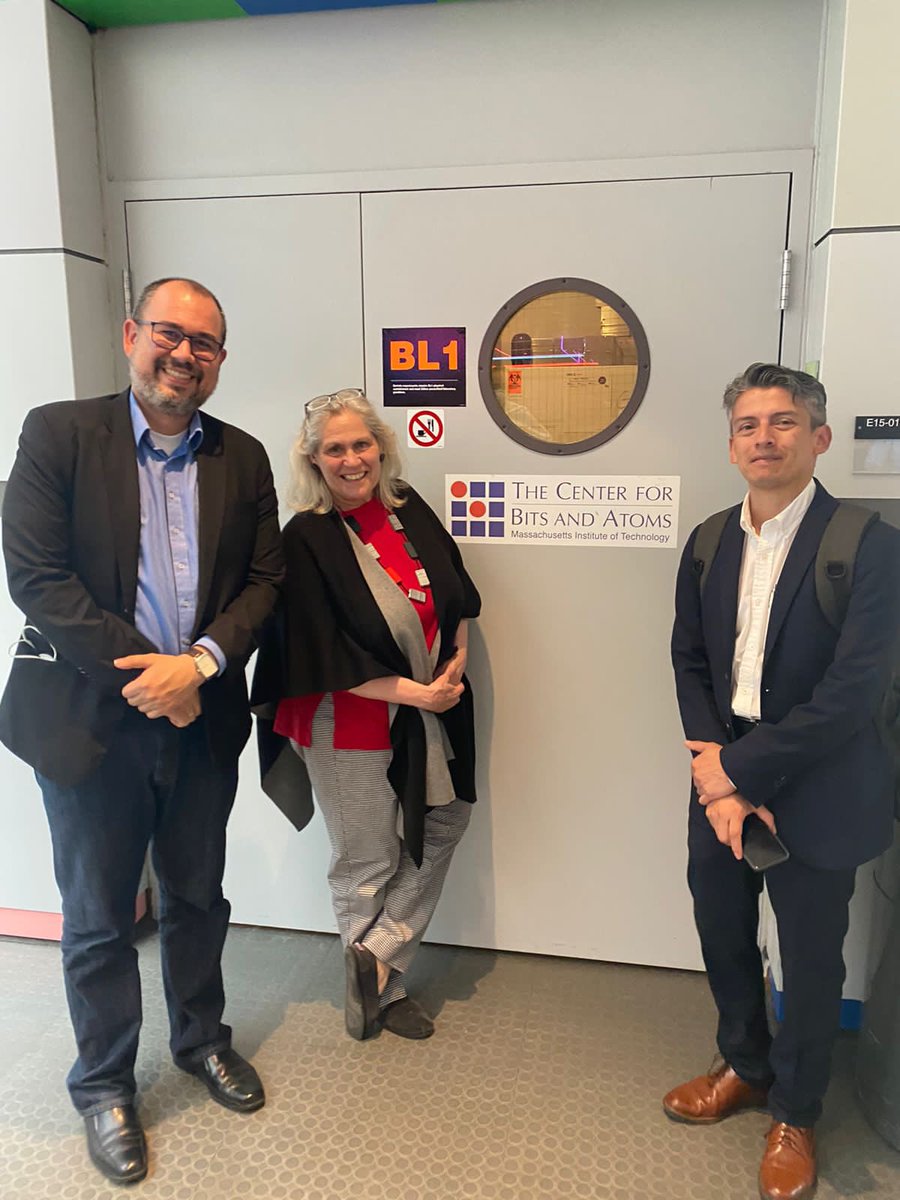 ManizalesMas's tweet photo. El equipo del #MITREAP Caldas, Colombia, visitó el Fab Lab, una red global del MIT con más de 2.000 laboratorios en 126 países🌎.

El Fab Lab genera oportunidades enmarcadas en tres objetivos: 
➡️ Educación🤓.
➡️ Oportunidades de negocio🤝.
➡️ Impacto social🗣.

Sigue hilo 🧵⬇️ https://t.co/ip0OiY0dzJ