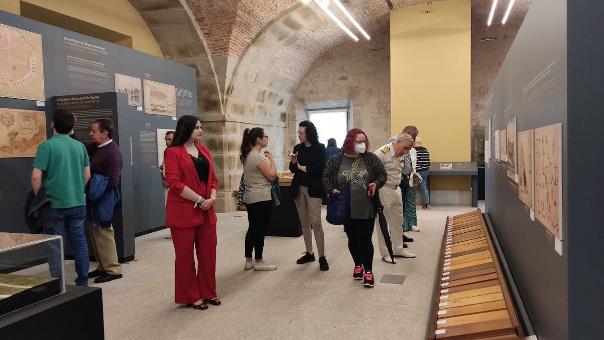 La muestra realiza un recorrido desde los antecedentes de la creación del departamento marítimo de Ferrol, el primer proyecto de Arsenal en A Graña y los gremios en el siglo XVIII hasta los cambios derivados del paso de la vela al vapor y de la madera al hierro y al acero.