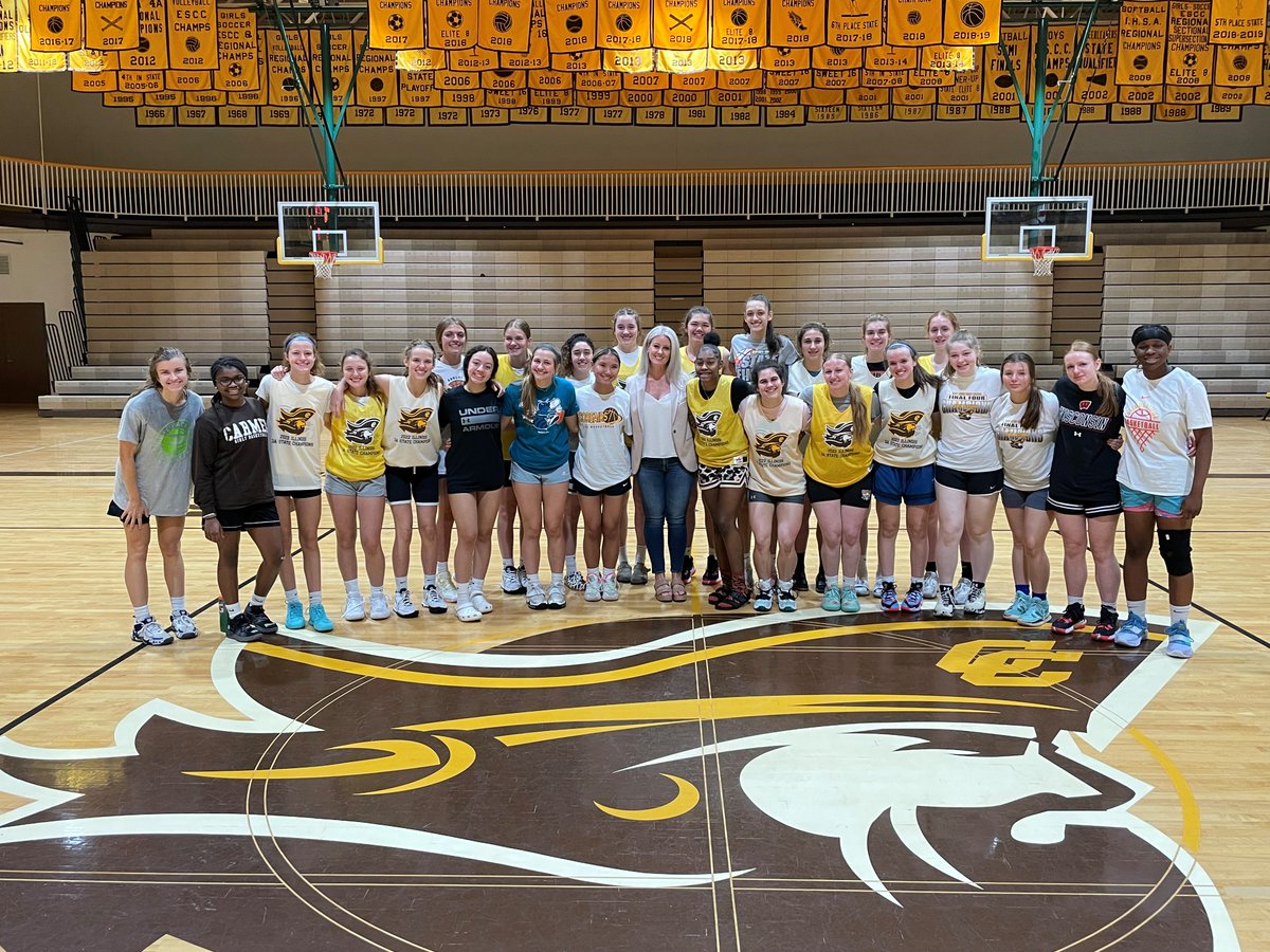 CorsairsGBB's tweet photo. A Big Thanks to Mary Boyle (VP and GM at WGN Radio) for your words of wisdom based on your experience for the Carmel Catholic High School Basketball Campers 😀🏀!  A true role model for many!!  #TrueLeader #FailForward #WinTheDay https://t.co/mQTSnkfKqq