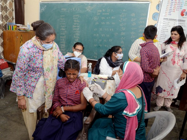 ani_digital's tweet photo. India's cumulative COVID-19 vaccination coverage crosses 194.57 cr
Read @ANI Story | https://t.co/SIyQNMnP8N
#Covid19 #CovidIsNotOver #VaccinationCoverage #VaccinesSaveLives https://t.co/rIhoZPdW7y