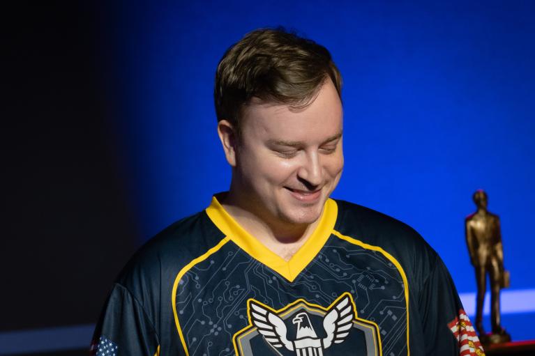 EliTheNinja's tweet photo. Photos of me not knowing how to act as @MikeGLHF gives me an award on stage at #Forcecon22
Also the origin of my new alt tag, Eli the NPC 😂 https://t.co/153pbgyeas
