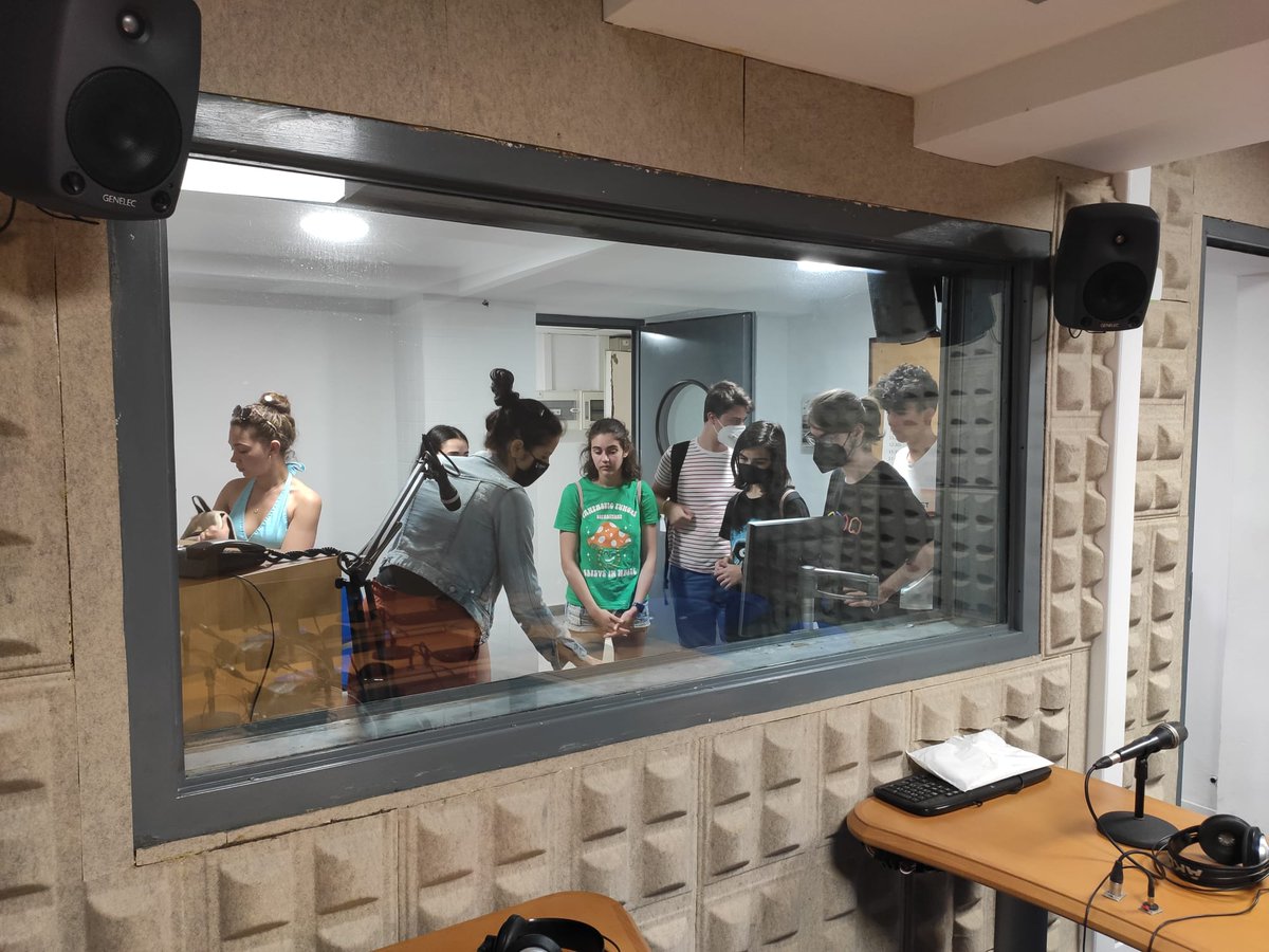 AiNogalesBocio's tweet photo. Esta mañana han visitado el estudio de @RadioUnizar unos estudiantes del @cpiparquegoya y su profe José Ramón García. @saaaruuuu_ y @PaulaMongeLl   me han acompañado como anfitrionas.

¡Muchas gracias por visitarnos! La radio de @unizar siempre dispuesta a recibiros ☺️ https://t.co/zpqJjMiBup