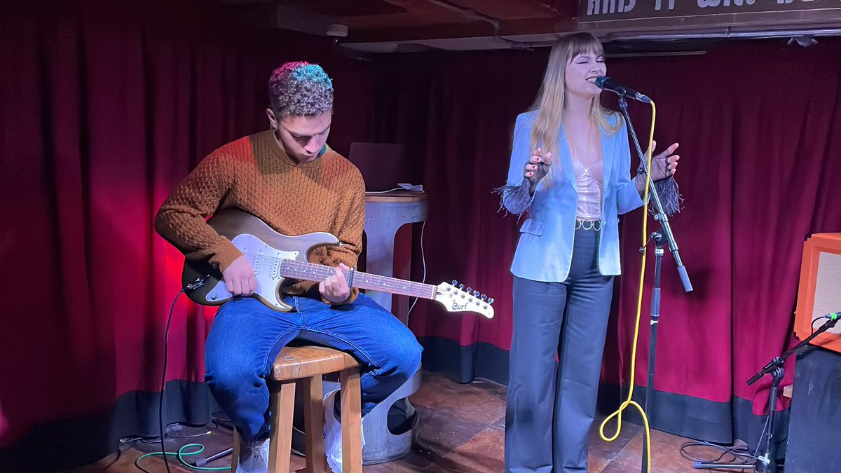 TrueCadenceUK's tweet photo. Our live performance workshop #TheExpressionProject is taking place live at @roadtripbar. Feel free to join us to see what we’ve been working on 🙂. Thank you for joining us @FdnFutureLondon 😊. #TCCommunity https://t.co/1ac8RUbKVy