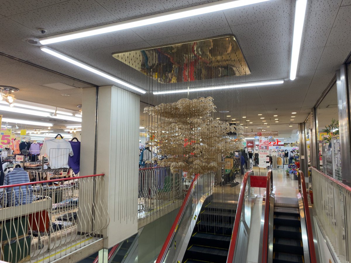 west221223225's tweet photo. にいみショッピングタウンプラザ
開業は1978年、昭和らしい豪華さが店舗の至るところで感じられる古参の店舗だが、開店前には多くの客が並ぶなど市街地の大型店しての賑わいを感じられる。
店舗面積は3000㎡程度とそれほど大規模ではないが、その分ダイソーや衣料品店の密度の高い売場は迫力がある。 https://t.co/APGs8uN7F9