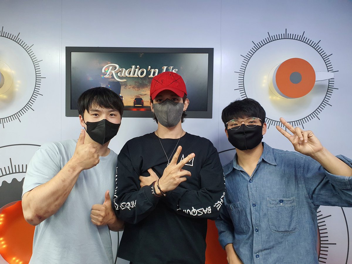 rnus_arirang's tweet photo. 220608 Radio'n Us

DJ #SAMUEL
LiLaLiRa with @bandgift_twt #YoonSukHun

고막 힐링 콘서트 #LiLaLiRa 안녕👋🥲

#ARIRANGRADIO #RADIONUS #RNUS
#아리랑라디오 #라디온어스 #Samuel #사무엘 #ChungHuiGyeom #정휘겸 #YoonSukHun #윤석훈 https://t.co/PYtTelLsVH