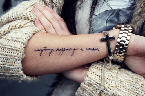 LesbiQueen's tweet photo. Nadie:

Las lesbianas:
Ay, qué aburrido...¿Y si nos tatuamos alguna frase en el antebrazo? https://t.co/SiXMcUNfgX
