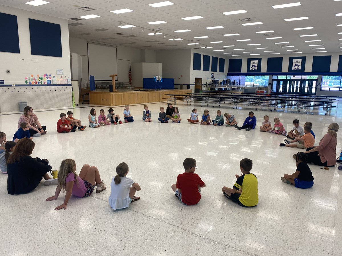 awlsmo's tweet photo. Wellness Wednesdays at summer camp has Miss Jen teaching and modeling focus and mindfulness strategies. #smorelearning #summercamp https://t.co/tT5iRSdlkL