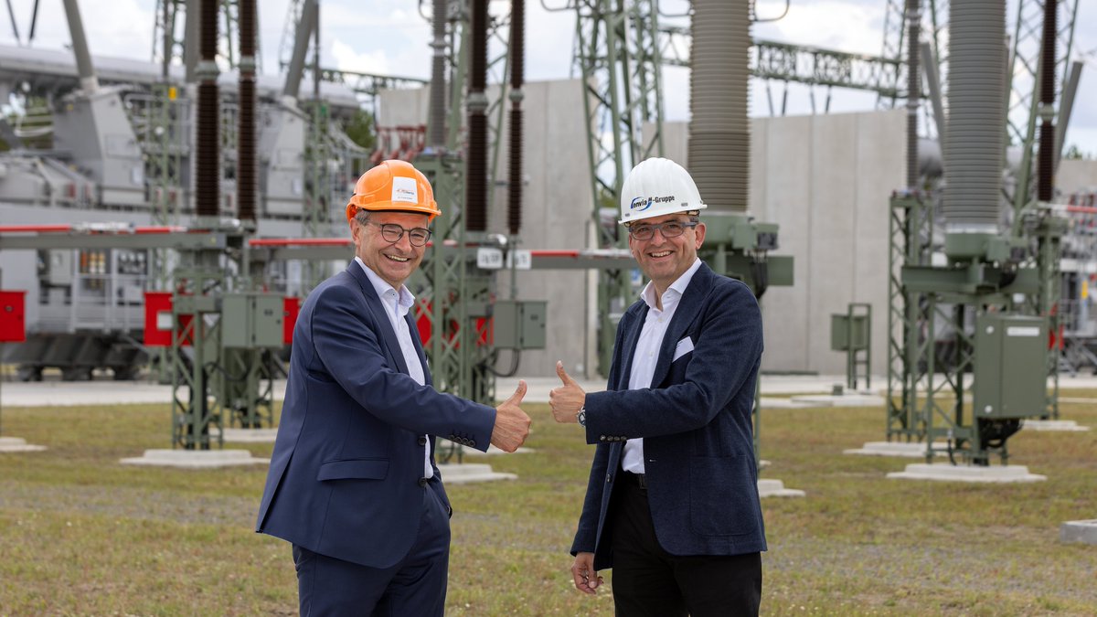 50Hertzcom's tweet image. Die Lausitz bleibt Region mit #Energie-Zukunft. Weiterer Baustein ist die Inbetriebnahme des #50Hertz-Umspannwerkes in Altdöbern &amp;amp; 110kV-Anschlussleitung von #Mitnetz. Beides ermöglicht weiteren Ausbau von EE-Anlagen u. schafft #Versorgungssicherheit. 👉 50hertz.com/de/News/Detail…