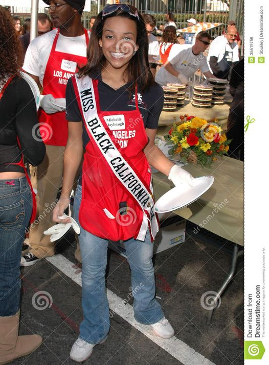 BBWPageant's tweet photo. Ms. Black California 2004 Michelle Slaybaugh at the Thanksgiving Meal for the Homeless at the Los Angeles Mission, Los Angeles, CA. #notjustaprettyface #BeyondBeautifulWorldPageant #CelebrationOfWomanhood https://t.co/4UlxA7JNon