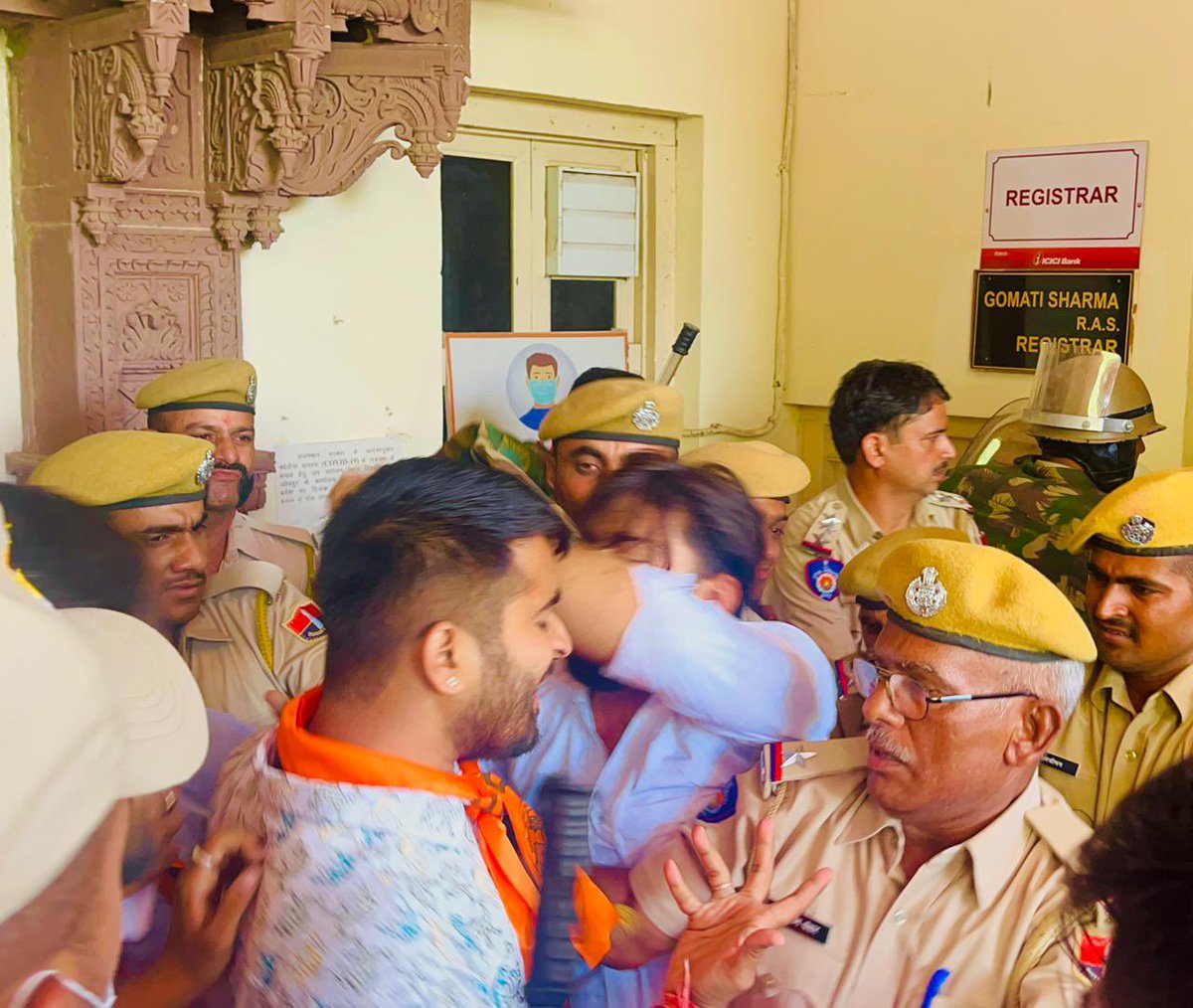 PuranShahpura's tweet photo. #AkhilBhartiyaVidyarthiParishad
#जयनारायण_व्यास_विश्वविद्यालय_जोधपुर_इकाई द्वा��ा विश्वविद्यालय में हो रहे लगातार पेपर लीक की घटना के विरोध में उग्र प्रदर्शन कर कुलपति के नाम ज्ञापन सौपा।

#abvp_jnvu_jodhpur #ABVPJodhpurPrant https://t.co/YKMlWF9a8R