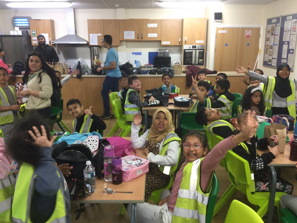 Nyasha_Montaque's tweet photo. @TheBrigHouse A Flashback to our wonderful trip which involved nature walks, nature bookmarks and of course lunch. @LozellsPrimary @dhesi_avnish https://t.co/W00iDx0YtU