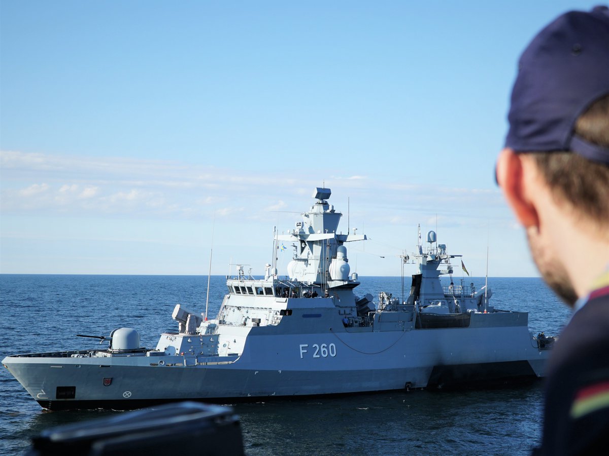 #BALTOPS22: 🇩🇪 ist dabei mit Fregatte #Sachsen, EGV #Berlin, Korvette #Braunschweig, Minenjägern #Fulda &amp; #Homburg sowie Sea-King-Hubschraubern, Seefernaufklärern Orion, Kampfjets Eurofighter &amp; Tornado plus A400M als Tanker. Zusammen rund 700 Soldat/innen 💪 #StrongerTogether