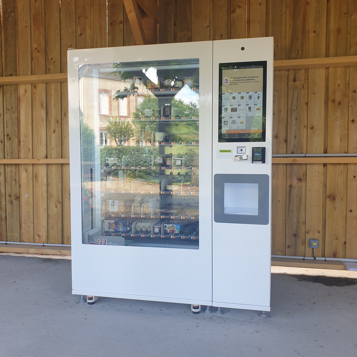 MBPack_fr's tweet photo. 🆕 Il est là !
🤩Le tout premier distributeur "1, 2, 3 panier" est arrivé à La Chapelle-Rainsouin !
🤝 Développé en collaboration avec Au panier fermier, l’appareil offre l'accès à une large sélection de produits locaux mayennais, 24H/24 et 7J/7.
#mbpack #horizons2025 #mayenne https://t.co/WhH5ykq2RI