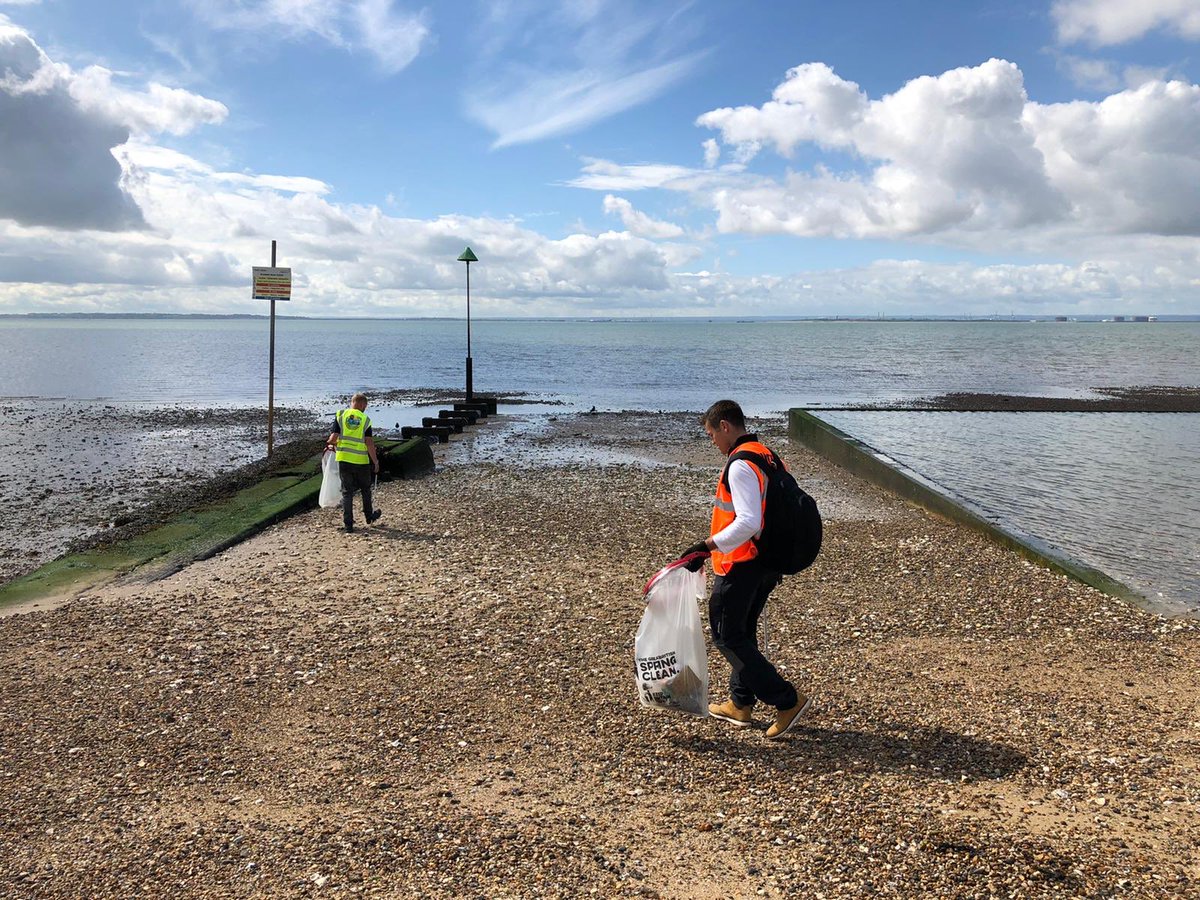 ESWH2O's tweet photo. Broken glass, bottle tops, jubilee balloons and vapes are just some of the things our team have found washed up and abandoned on the beach today in Southend #WorldOceansDay
Protect our beautiful oceans and remember to #BinIt4Beaches ๐
@EssexWildlife @SouthendCityC https://t.co/x2aDeQ8nlb