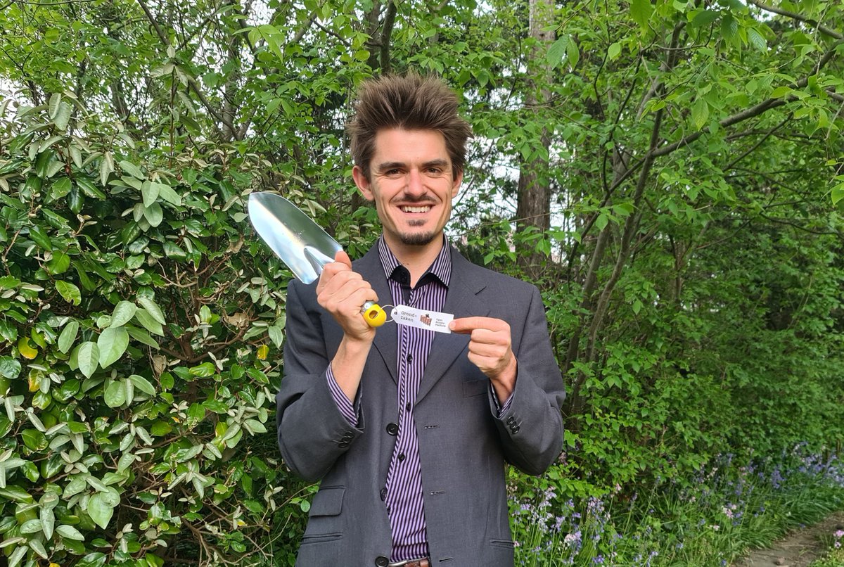 OmgevingVL's tweet photo. De zesde #Bodemschep gaat naar Louis De Jaeger voor zijn initiatieven rond permacultuur en duurzaam landschapsontwerp. Proficiat!
Louis zet het belang van de #bodem expliciet in de kijker en strijdt tegen pesticiden, die nefast zijn voor het bodemleven.
https://t.co/NcAKYKVrs1 https://t.co/QbQqZsLNTh