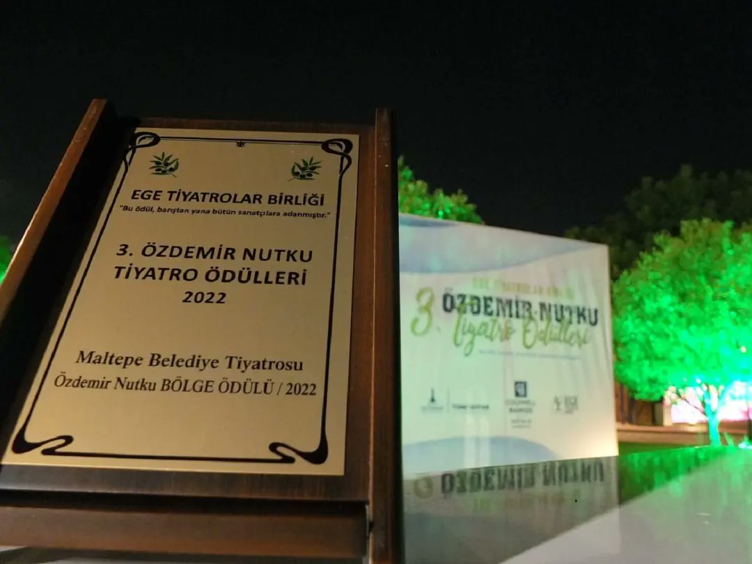Tiyatroya katkımız, özel ödülle taçlandırıldı.

Maltepe Belediye Tiyatrosu, Ege Tiyatrolar Birliği’nce düzenlenen Özdemir Nutku Tiyatro Ödülleri’nde “Özdemir Nutku Bölge Özel Ödülü”ne layık görüldü. Ödülü tiyatromuz adına Genel Sanat Yönetmeni Kubilay Erdelikara aldı.