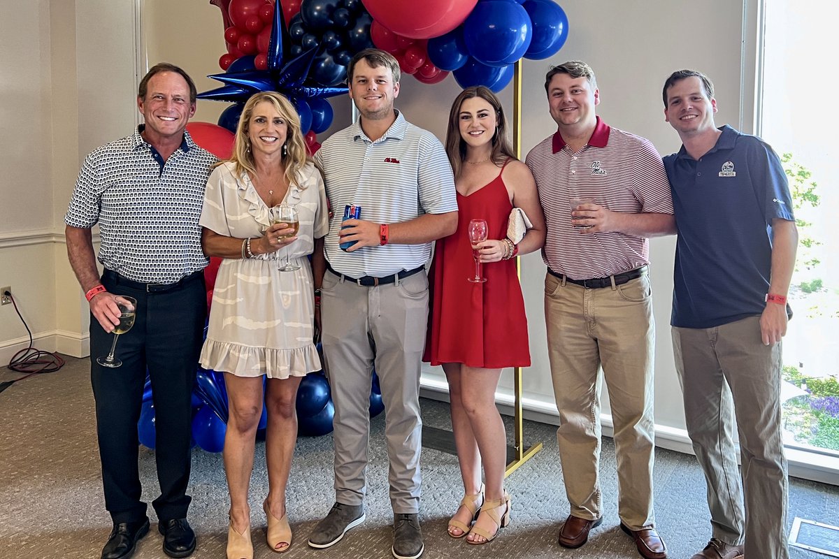 OleMissAlumni's tweet photo. π΄π΅ #HottyToddy from last nightβs #RRT22 stop in Jackson! Weβll be in Pascagoula on Thursday. Have you signed upβοΈ
π https://t.co/jcwIpa186l https://t.co/uUZh781XC8