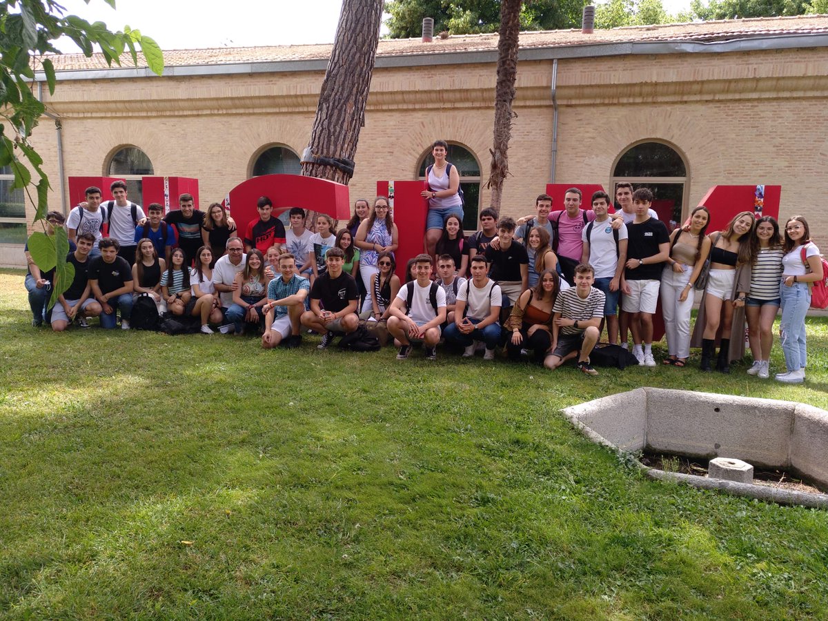 Equipo Entér@te
"En todo, amar y servir"

NUESTROS CAMPEONÍSIMOS DESPUÉS DE LOS EXÁMENES DE LA MAÑANA

Contentos y más relajados después de los exámenes de Historia e Inglés. Esta tarde, Física, Geografía y Cultura Audiovisual, respectivamente.

#creando_FARP #farp_enmarcha
