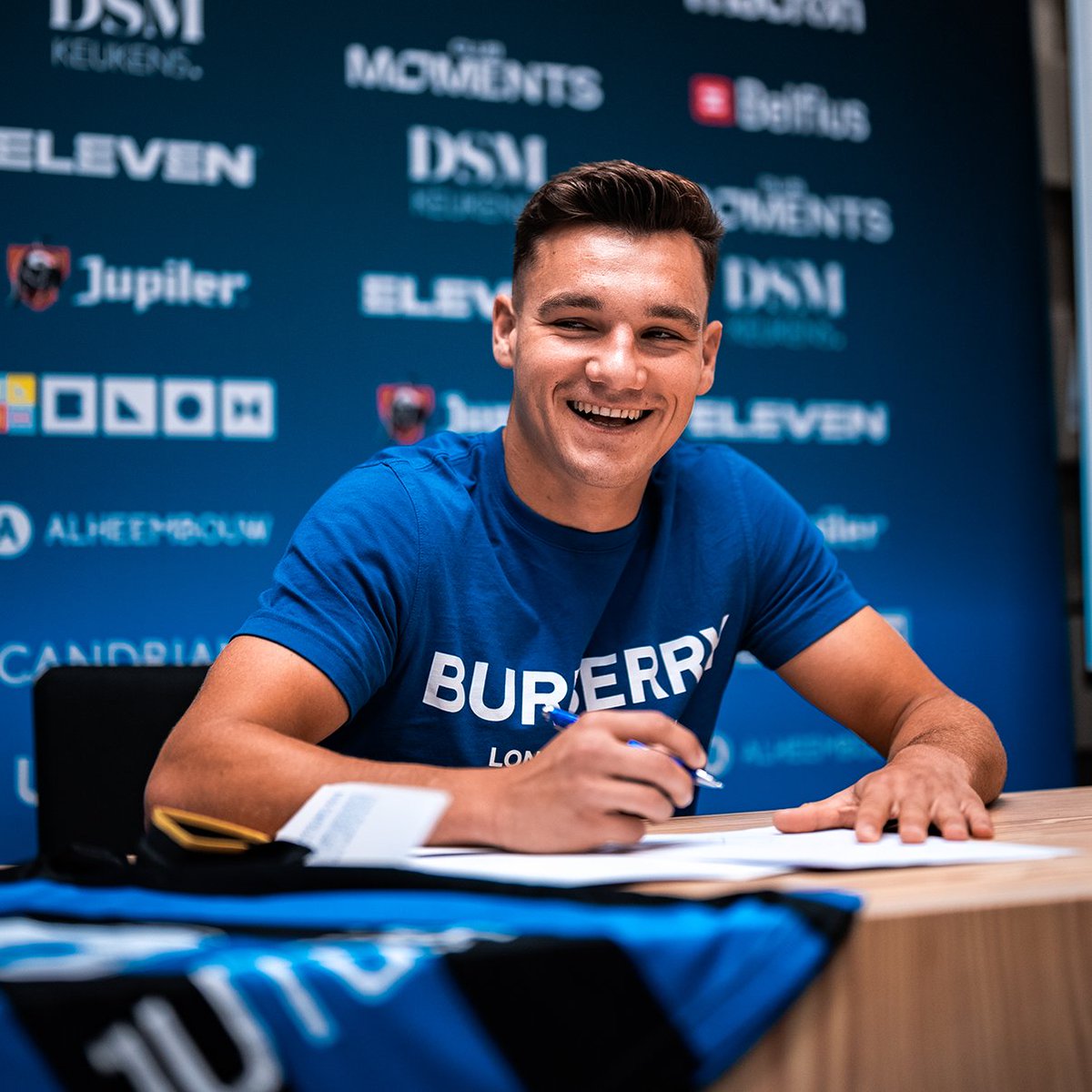 ClubBrugge's tweet photo. Meet our new striker! 😍
Welcome in Bruges, @JutglaFerran! 🔵⚫