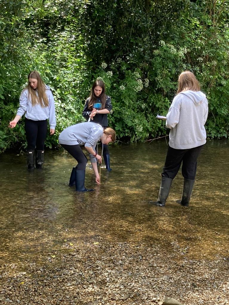CGS_Geography's tweet image. Mrs Davis&apos; group getting to grips with the cross-section of the #RiverMisbourne and Henry finding out he&apos;s got one heck of a hole in his wellie boot. #NationalFieldworkWeek