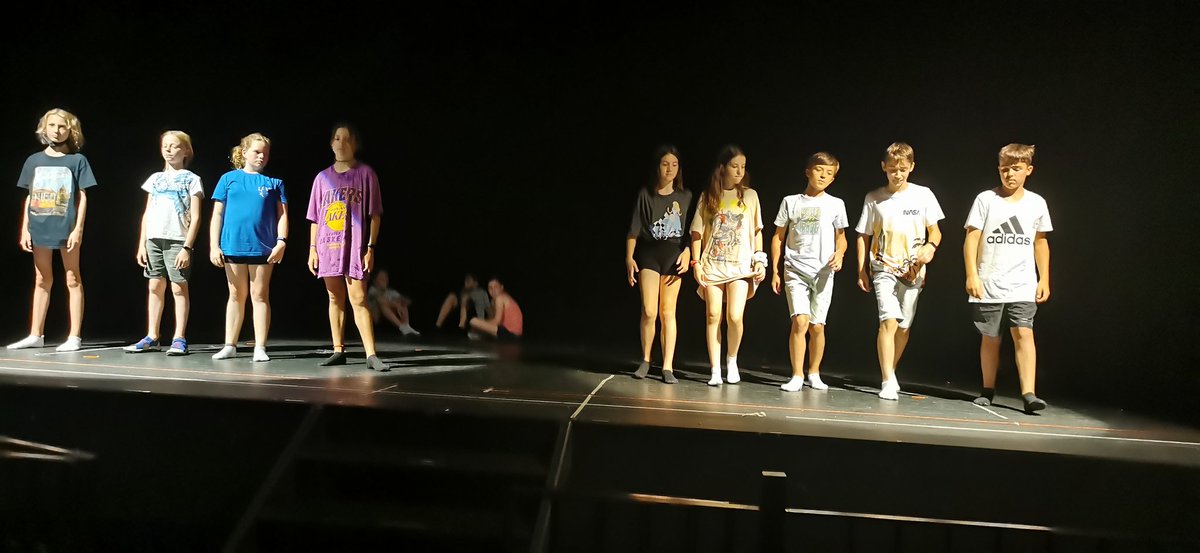 EscolaSolc's tweet photo. Dies d'assajos, de coreografies, de feina conjunta... I avui ho hem aconseguit! Hem mostrat la nostra dansa amb el títol de "Bullying" al @teatresarria.
Si voleu veure un tastet, a la #festadefidecurs de divendres 17 de juny ballarem de nou.#contents #units #curs2122 @escolescoop https://t.co/aWCIBjgYN1