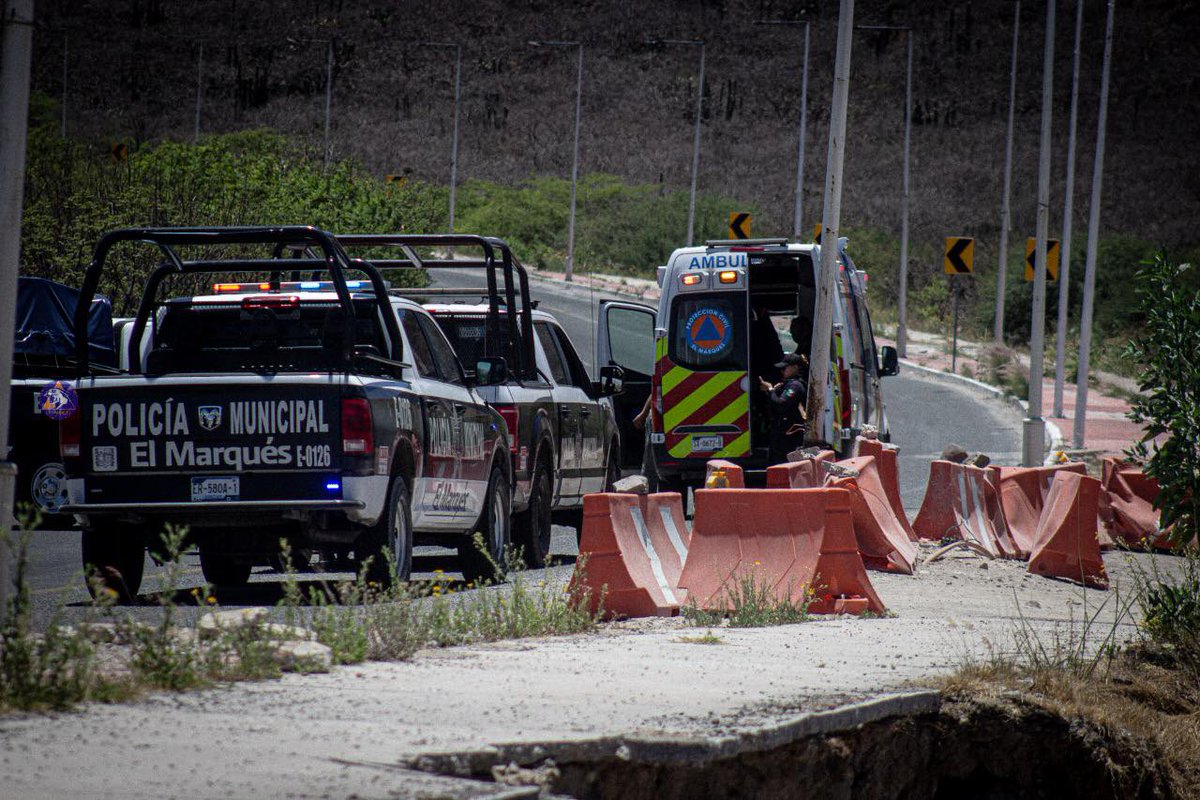 noticiasdeqro's tweet photo. #FUGAA | ⚠🚛 Choque origina fuga en pipa gasera | Personal de emergencias del municipio de El Marqués se trasladó a Paseo Centenario del Ejército Mexicano, donde se presentó un aparatoso
https://t.co/A7Hyf3eiQb
#NOTICIASDEQUERETARO https://t.co/pVlwpULtJT