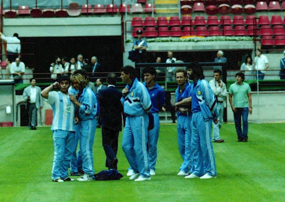 MaradonaPICS's tweet photo. El jueves 7 de junio, un día antes del debut de Argentina en #Italia90 contra Camerún, la selección viaja a Milan para reconocer el estadio Giuseppe Meazza.

A diferencia del resto, Diego se pone la camiseta argentina titular. https://t.co/2CGuAfIM8Q