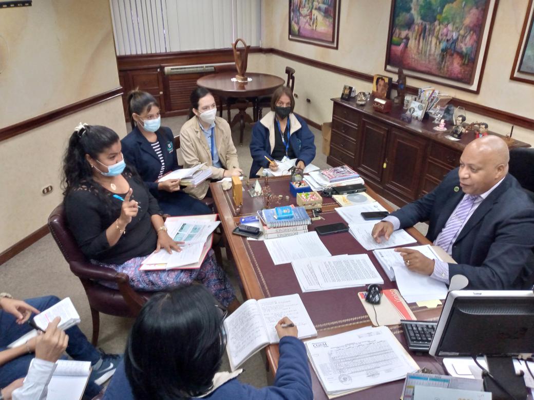 CEMonagas01's tweet photo. #Ahora| Cumpliendo líneas del CGR, Dr. Elvis Amoroso, el Contralor del Edo Monagas, Lcdo. @freddycudjoe, realiza la discusión del informe del auditor sobre la actuación fiscal en la empresa Bienes, Obras y Servicios Monaguenses C.A (BOSMOCA) con alcance del ejercicio fiscal 2021 https://t.co/XCW4BfIwyj