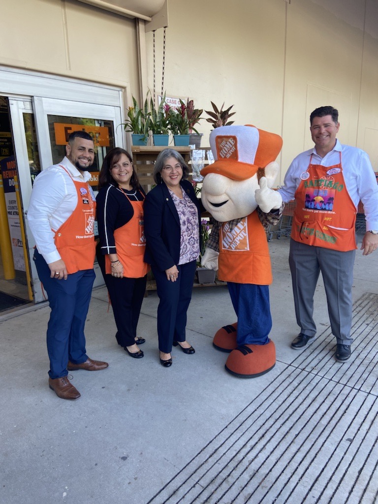 HomeDepotGR's tweet photo. Honored to have @MayorDaniella join us for a #HDStoreWalk at store #6306 in Pinecrest, FL with SM Mike Rivera, DM @VegaMapvega, RVP @SantiBernardez, and our special guest Homer to discuss community partnerships, skilled trades, and workforce diversity 👏🧡 https://t.co/tQ0ijxBTLt