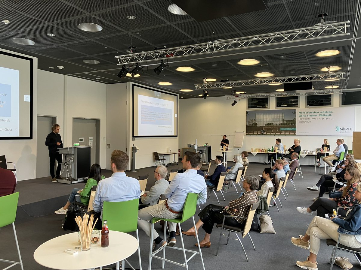 Ready to go hier bei Schüco für eine hybride Session zu selbigem Thema: das Beste aus der physischen und digitalen Arbeitswelt verbinden. 140 Kollegen sind online dabei 🥳, 35 physisch. Referenten: Arno Spener von if5 und <a href="/mrtko/">Martin Kompan</a>. Vom Team dabei: @MarcDreier84 und Olga Lukjanow.