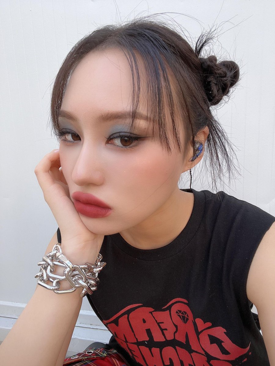 covveen's tweet photo. ITS GIVING NANA ARE U KIDDING ME 🏃‍♀️💨 https://t.co/y2JaBihE1o