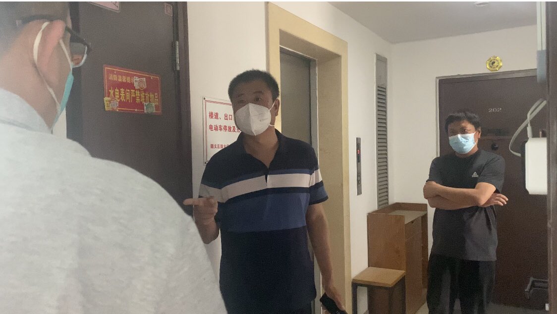 冯说：“这事我跟您说不了了……我就直接联系您房东，或者是直接联系警务站直接和你们说吧
说完，他们就走了。可是冯最后的两句话却在一直我耳边回荡，我不由地担心起来，这是在威胁我吗？
如果是强制必须做核酸，他如果有法律规定，拿给我看就是了。怎么就跟我说不了呢？怎么还扯上了房东、警务站呢？