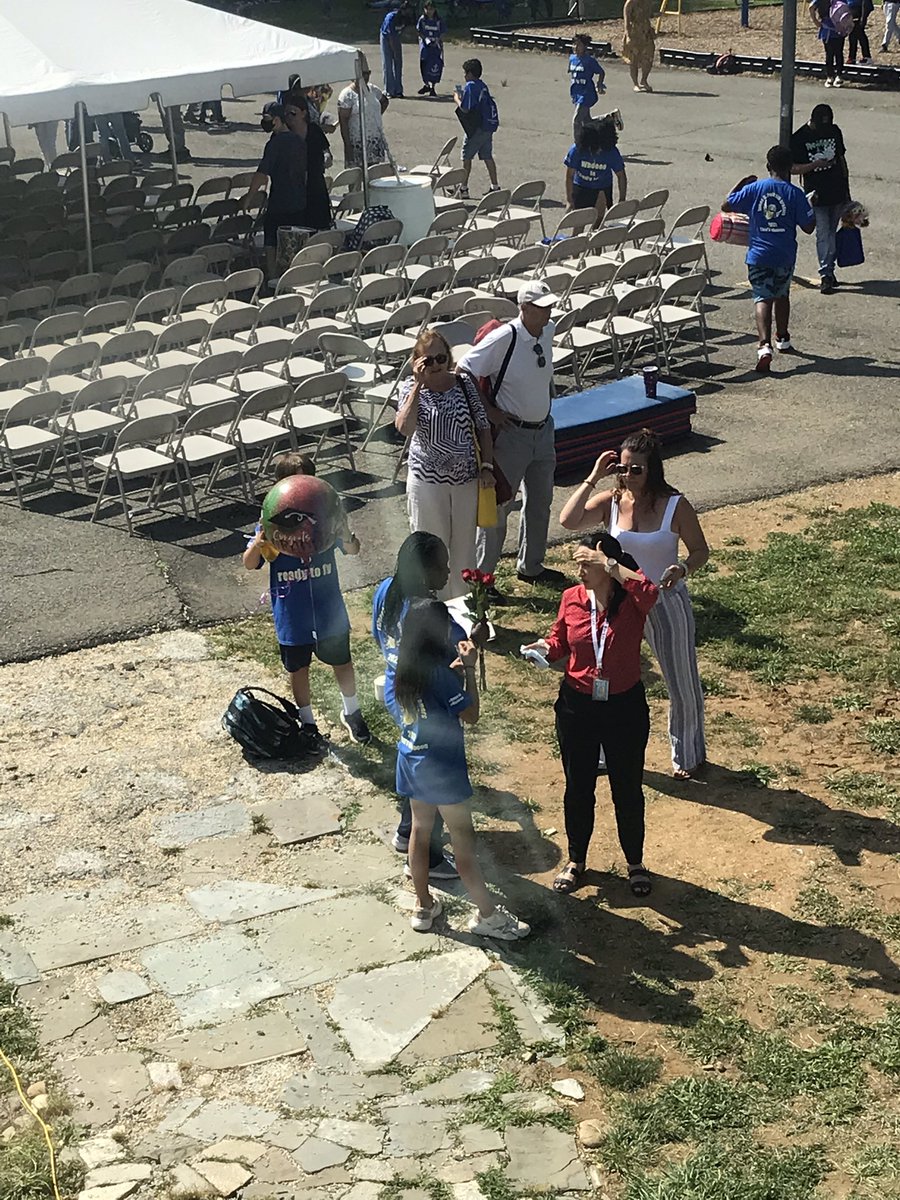 JKPolkACPS's tweet photo. Enjoy your picnic 6 th graders! #flystrong https://t.co/OjKlTC8AeY