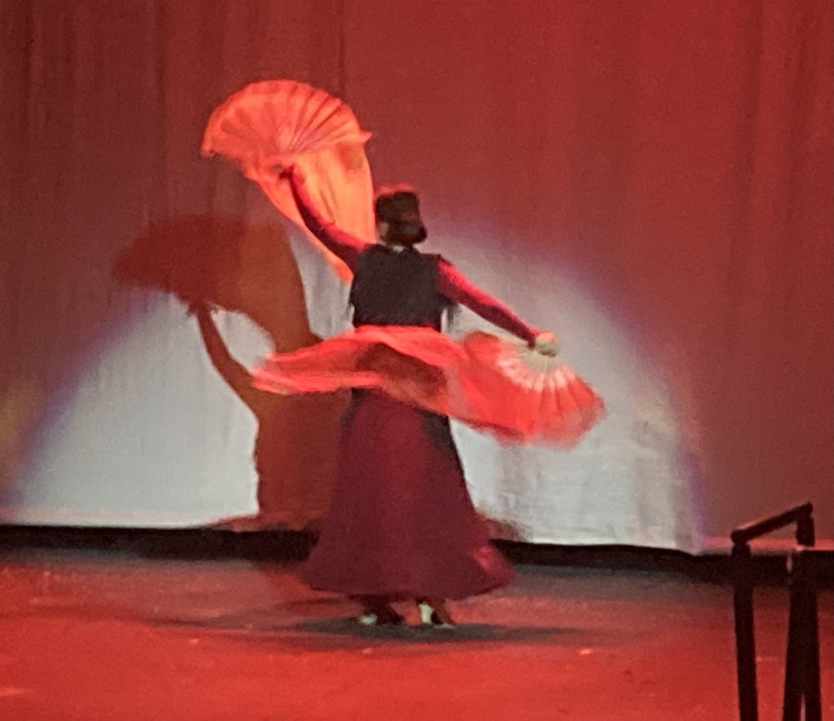 Lo que toca el alma…jamás se olvida. Espectacular puesta en escena del <a href="/CeipVelez/">CEIP Vélez de Guevara</a> con la obra que ha presentado este año ha presentado en la XXIX Muestra de teatro escolar. Enhorabuena a su comunidad educativa <a href="/Ayto_Sevilla/">Ayuntamiento de Sevilla</a> <a href="/CEPdeSevilla/">CEP de Sevilla</a> <a href="/FormacProfAnd/">Servicio de Planes de Formación</a>