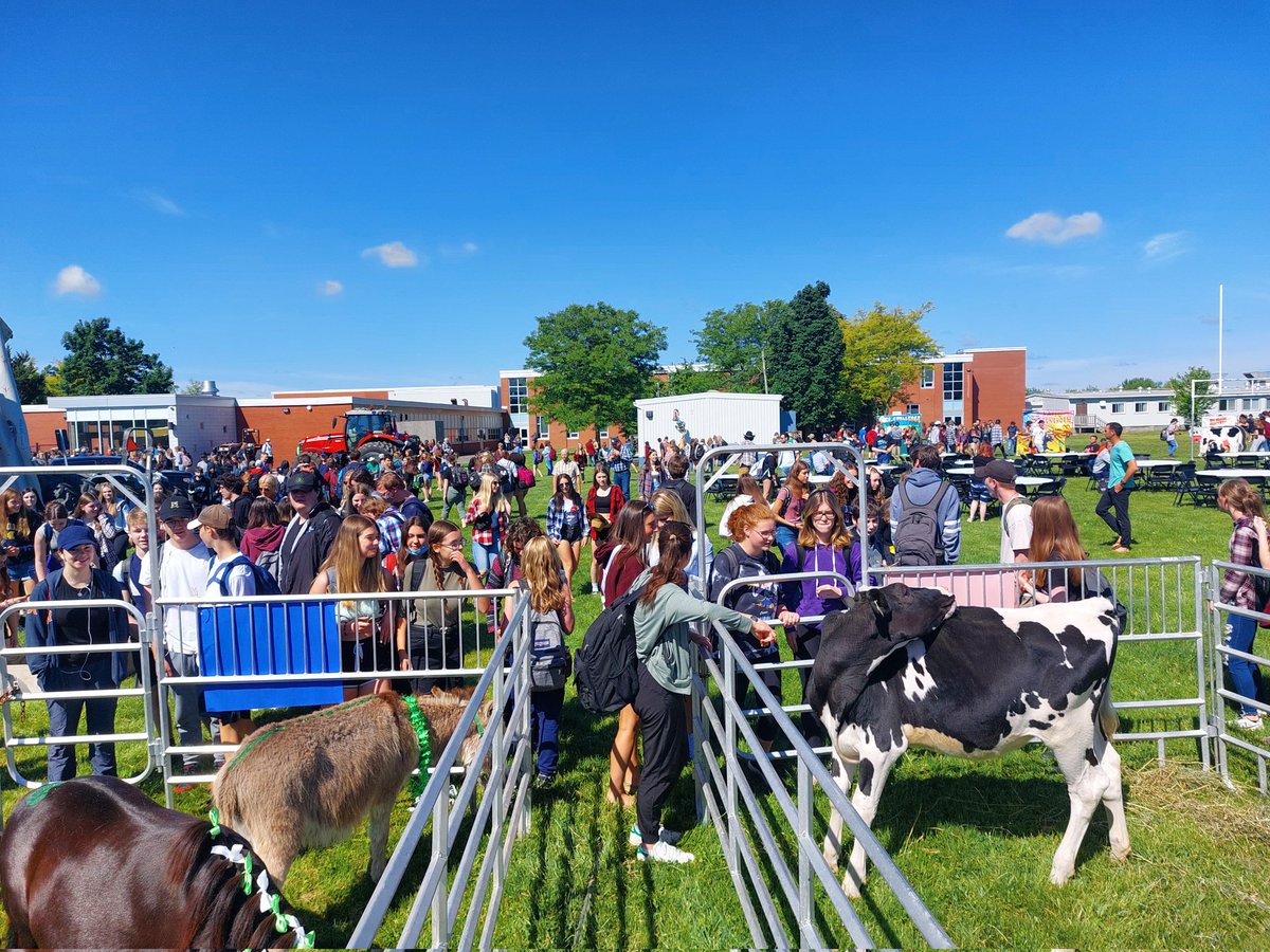 DanenJack's tweet photo. Beautiful day to promote agriculture @WaterlooOxfordDSS #BarnyardBash https://t.co/Bq2pepUksJ