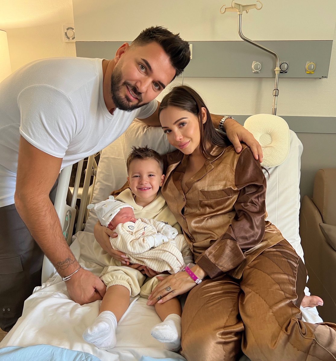 Nabilla's tweet photo. La famille au complet 💙🥹💓 https://t.co/9hamjrzu3O