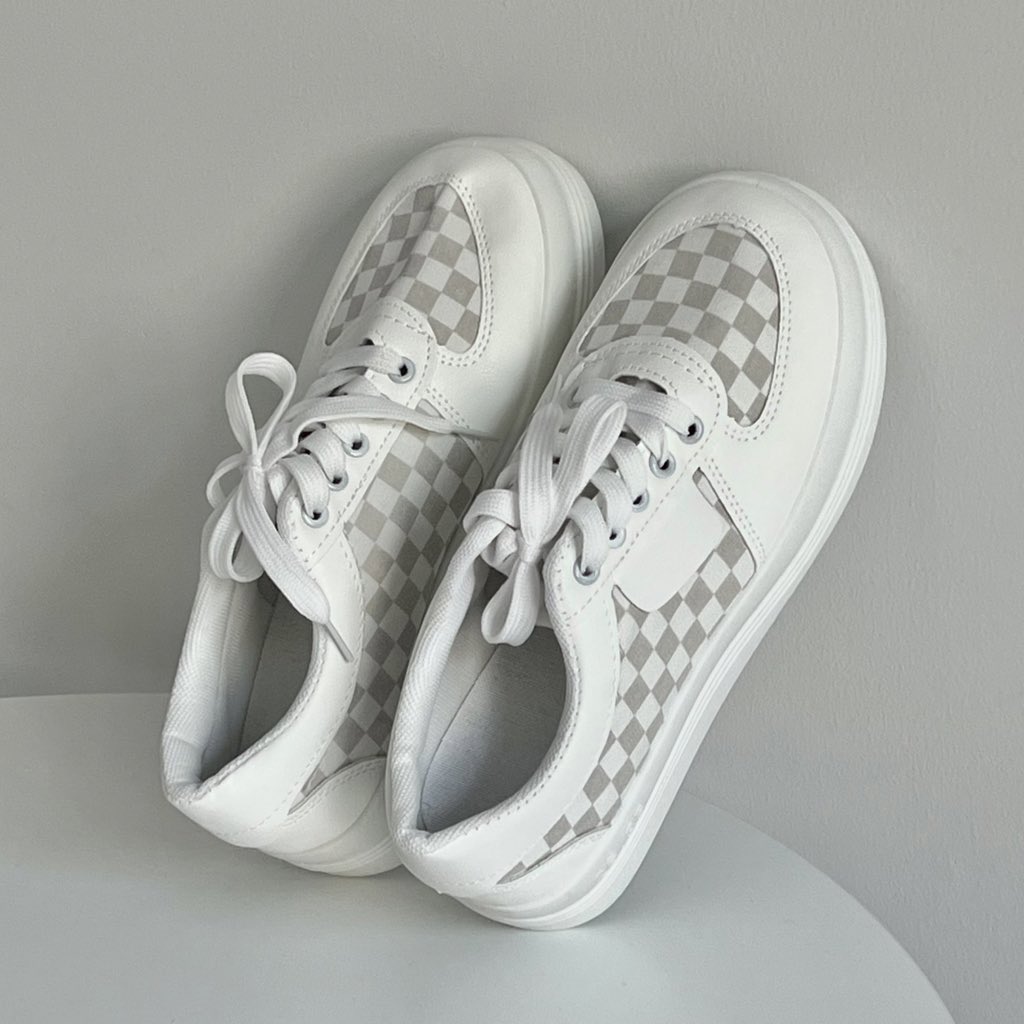 itfeelstory's tweet photo. น้องคนนี้น่ารักตรงปกมากกก ชอบสุดๆ รองเท้าผ้าใบคู่ละ 179 บาท คือดีเกินราคาไปเลย นุ่ม ใส่สบาย หุ้มเท้าดีมาก เดินนานๆ ก็ไม่เจ็บ ไม่หนัก แล้วมันน่ารักจริงอะ ใส่กับชุดอะไรก็เข้าไปหมด ดี! กดตามได้เลยไม่ผิดหวัง 🫶🏻��🥣 https://t.co/mjofoZGSMM