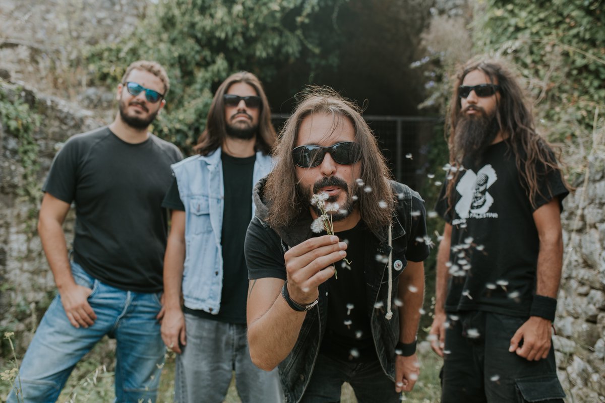 VILLAGERS OF IOANNINA CITY heute Abend bei uns. Diese Band ist absolut reif, ihren schweren psychedelischen Rock, gepaart mit griechischen Folk-Einflüssen auf der ganzen Welt zu verbreiten. 

Donnerstag, 09.06.22 I Einlass: 19 Uhr I Start: 20 Uhr
Tix: bit.ly/TixVillagers