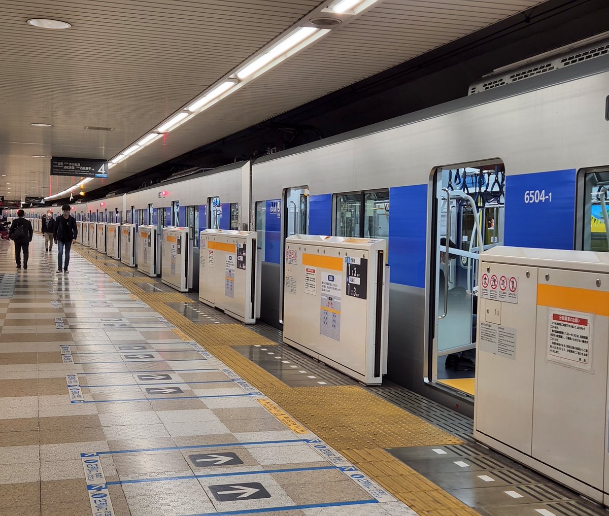 oCAf8Zsk992lqO7's tweet photo. ㊗️6504F目黒線内初営業運転

いつもと違った構図で。
長さを強調して😆

#6504F
#6500形 https://t.co/VPqPY8P5sJ
