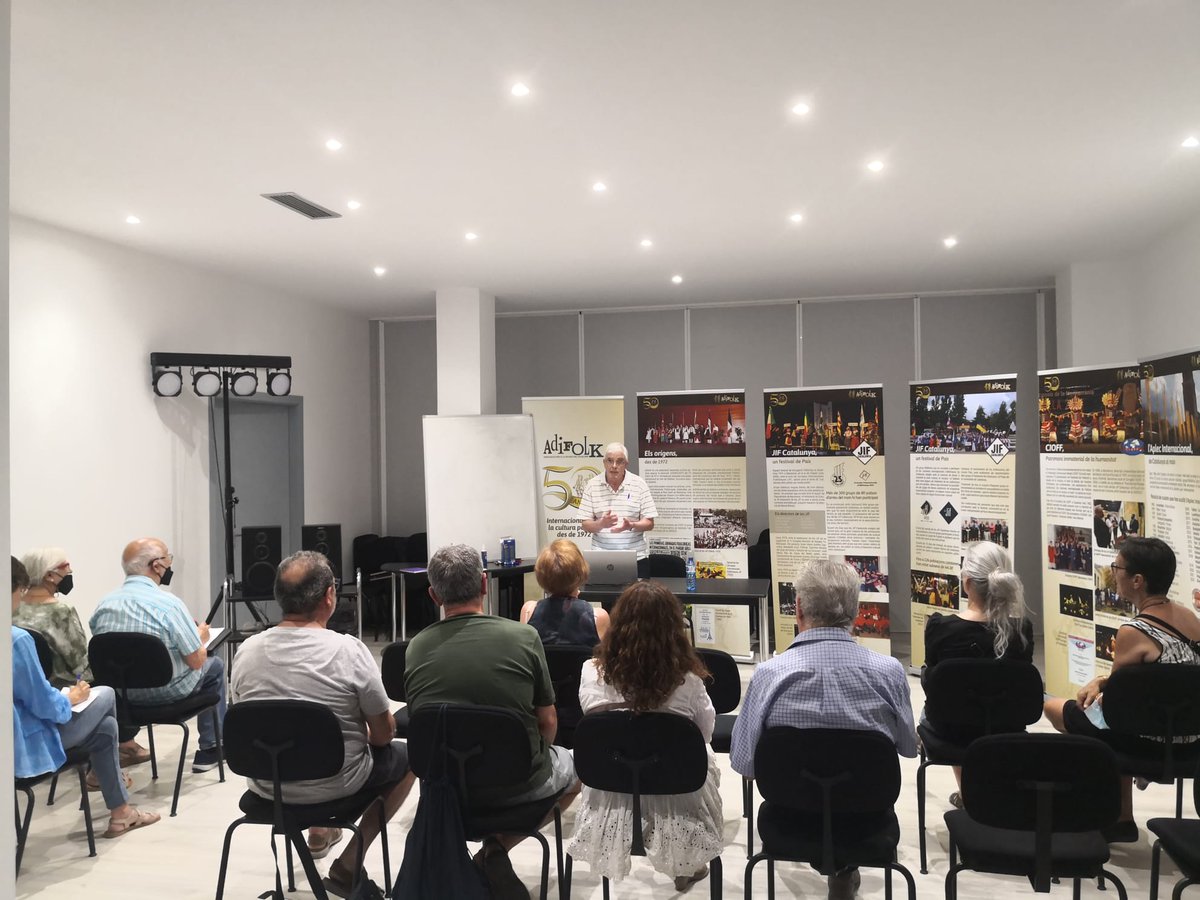 somsardana's tweet photo. La Casa de la #Sardana acull en motiu del #DASC2022 el curset introductori a comptar i repartir #sardanes, impartit per Víctor Sallés. @culturapopularbcn @cultura_cat @cultpopular_Cat @Bcn_CiutatVella https://t.co/3txQGyqzLP
