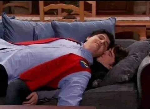 Mi suegra: ¿Y ella a qué hora se va ?
Yo con mi novio