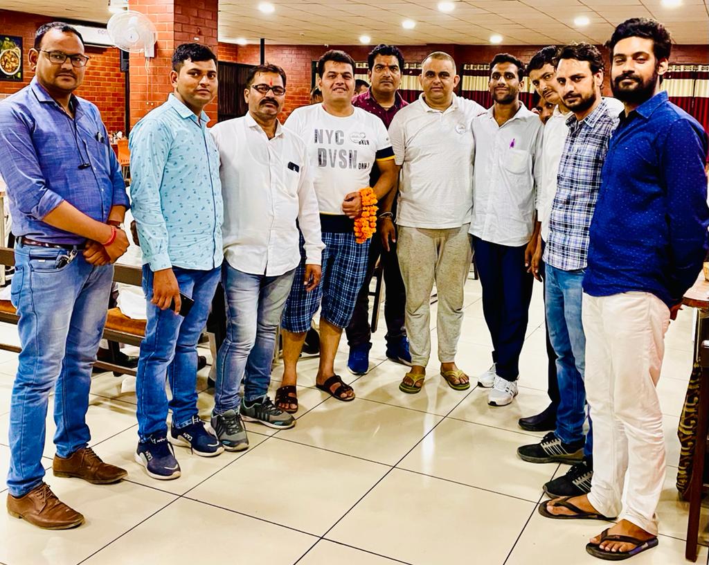 SampatOfficial's tweet photo. कुछ सम्बंध… 
उम्र, पद, मुलाक़ातें, ज़रूरतें 
और ओपचारिकताओं के मोहताज नही होते...
उन्हें चाहिए निश्छल प्रेम और दर्पण सी पारदर्शिता...
#yayavar https://t.co/7OiN9SwxRT