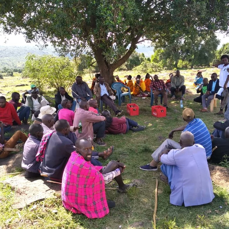 themaatrust's tweet photo. Our Maa Honey Team continues with the Beekeeping community mobilization and entry for 6 different villages in Maasai Mara. We have so far covered Lamek, Aitong', Endoinyoerinka and Mararianda
We appreciate our partnership with #GIZ
#beekeeping #MaaCommunity #maahoney #bush https://t.co/K7PFb7NHvw